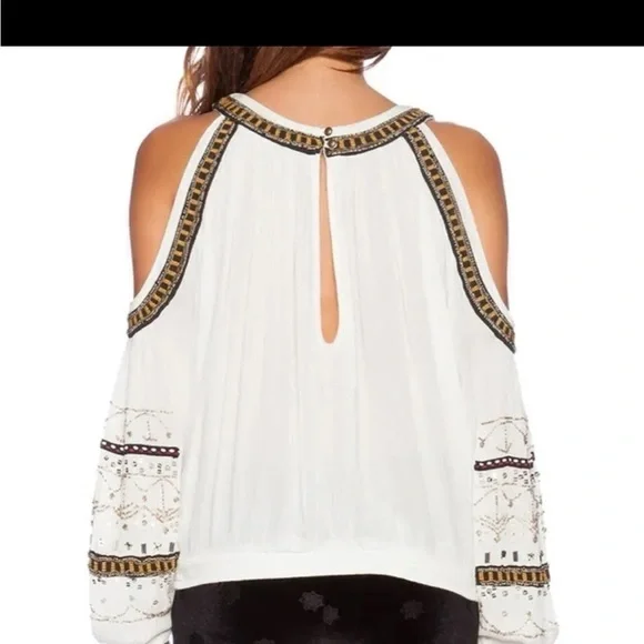 Free people give him the cold shoulder - Picture 3 of 9